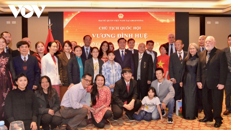 Top Vietnamese legislator meets Vietnamese community in Argentina